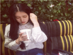 一个人走在路上,风有