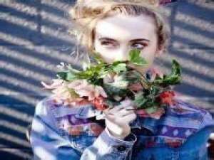 鲜花相配。 天色很黑，你看不见我