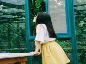 吹不散眉弯 天空下雨了，可以打伞