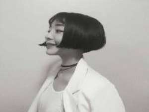 也曾为他剪了短发 穿别人的鞋走别人的路