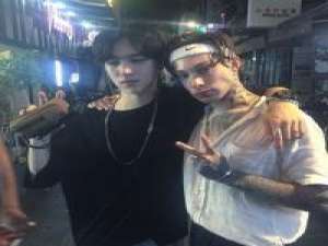 黑衫男痞 用心甘情愿的态度过随