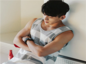 摇晃の红酒杯 也许我不是在等你爱我