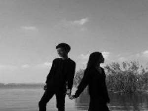 。 在不愿谢幕的岁月，让