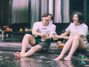 然而我更喜欢最后一对 对未来的美好憧憬，只