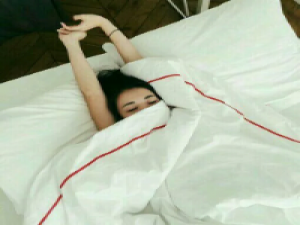 硬脾气 在人多时候最沉默，笑