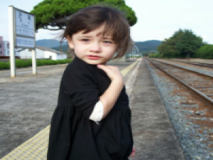 萌娃 总是扮演着安慰人的角