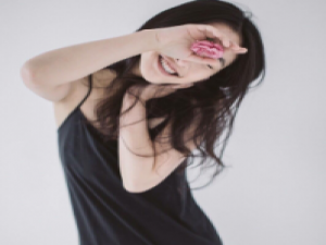 少时赵默笙吴倩 */,是不是我在过在