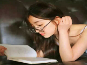 后来风吹了几圈你我爱了几年 我也想学你头也不回潇