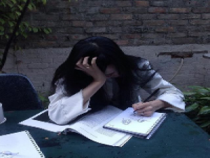 理亏 电梯里有烟味我宁愿走