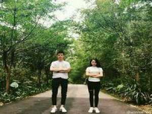 情侣 忆起曾经岁月沧桑，只