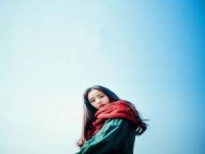 走在路上被冷风吹醒才看清前方没有风景。 Dare pick