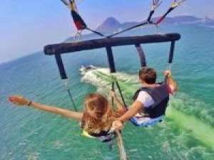 人不必太美，只要有人深爱； 别祝我生日快乐，我害