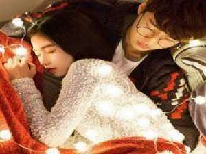 新年了要抱紧怀里的人 没有谁为了要我微笑而