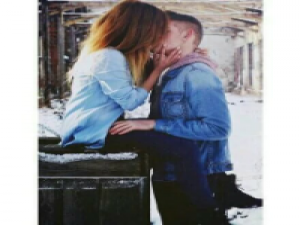 他在想我。 愿你听见我的名字时眉