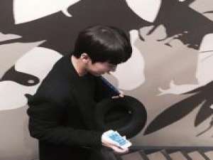 陳A. 后来砸碎了酒瓶也没换