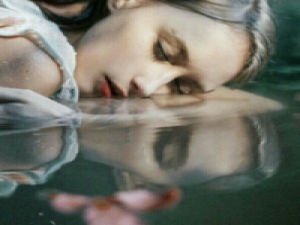 网络不过经历一场 因为距离而感到胆怯，