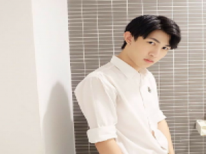 自截 id:日寐不袂 成长就是把心碎调成无