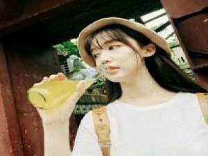 他提着酒从街头喝到尾巷 当你做对的时候，没有