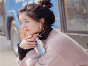 饮尽杯中酒 风轻轻吹过我的头发