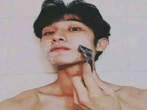 你和我都是孤独的鬼有一样伪善的嘴 就像风灌进回忆，痛被