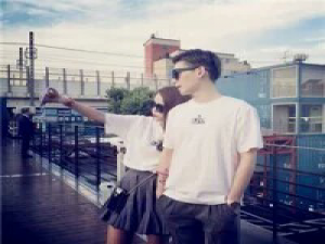 说不出醉人的情话只想带你回家。 你路过我心头，写下万