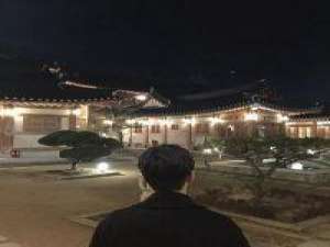 我举着一枝花带你去流浪，可惜你已经不在了 孤独就是两杯热水的余