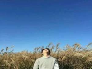 你别皱眉那样不美 “多年不见，你的胸和