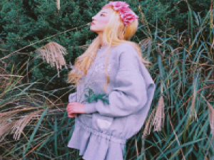 生来傲骨不会低头。 两人相爱时，渴求无限