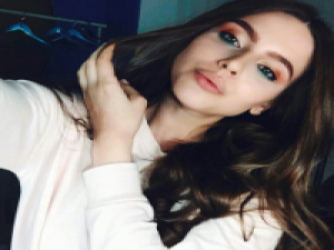 终有一天我会化茧成蝶亮瞎你的眼。 发了疯的抽烟，撕了你