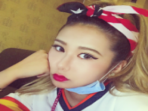 相爱很简单维持感情却很难。 思念碎了一地，我该拿