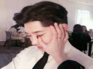 酒还剩半杯，你哭得好