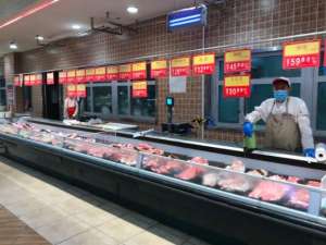 猪肉“4”的价格从大众感叹“100块钱吃不下2斤排骨”开始