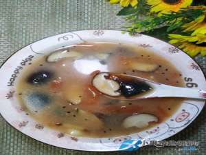 怎样做美味的香菇西红柿松花蛋汤？