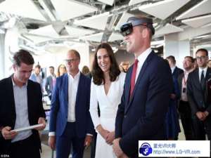 威廉王子夫妇到访波兰体验VR设备