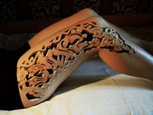 你不能相信是一个女孩画了人体的3d纹身。