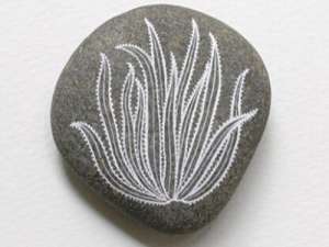 精美的植物图案被画在石画的石头上。