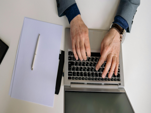 电脑经常出现 CPU 100% 时的常见问题及解决方案_cpu快速升温100℃导致电脑很卡是什么原因