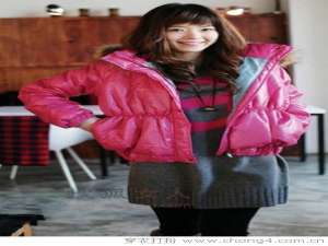 短款羽绒服与毛衣的搭配