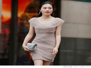 嘿，女神，你为什么更喜欢这件衣服？