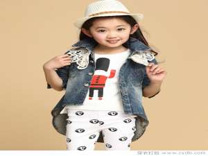 给孩子穿上新衣服，给婴儿换上新衣服！