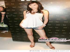一件能帮你隐藏小肚子的衬衫