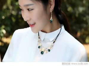 搭配助手亮闪闪的锁骨链