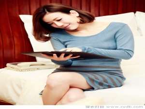 柔软的针织裙充满了秋天的魅力