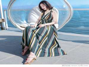 美丽的背露在外面，离女神更近了一步