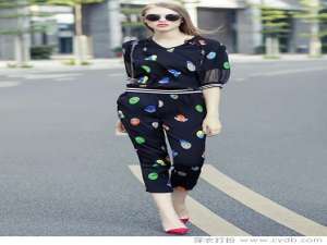 一件引人注目的休闲服装是完美的